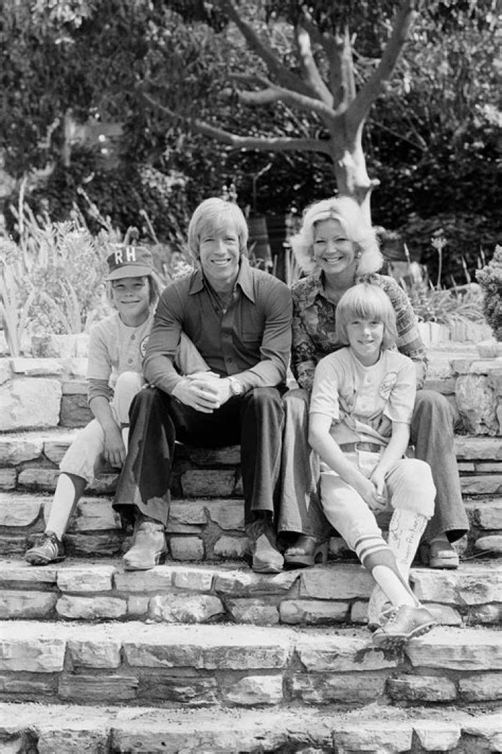 Dianne Holechek – Bio, Children and Grandchildren of Chuck Norris’ ex-wife